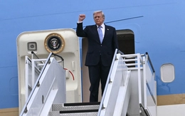 Ông Trump giơ nắm tay thể hiện quyết tâm khi lên chuyên cơ rời Trung Quốc