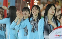 Các chân dài bóng chuyền duyên dáng, dịu dàng với áo bà ba, khăn rằn
