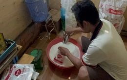 Công an TP.HCM bắt nhóm làm bột ngọt Ajinomoto giả, lên đến hàng tấn