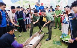 Công an và người dân rộn ràng thi giã bánh dày, nấu cỗ tại ngày hội 'Vì bình yên bản làng'