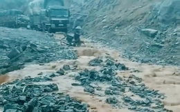 Sau mưa lớn ở Phú Yên, sạt lở nghiêm trọng trên tuyến đường đang thi công