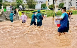 Mưa lớn biến nhiều tuyến đường ở Hải Phòng, Quảng Ninh thành sông