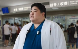 Nam bác sĩ stress vì 'chiếm quá nhiều diện tích' trong phòng mổ