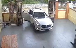 Nữ tài xế lùi ô tô va vào cổng sắt vì quên đóng cửa xe