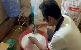Công an TP.HCM bắt nhóm làm bột ngọt giả thương hiệu nổi tiếng, lên đến hàng tấn