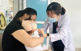 Bé 19 tháng tuổi phải nhập viện cấp cứu vì bị 2 con chó nuôi trong nhà lao vào cắn