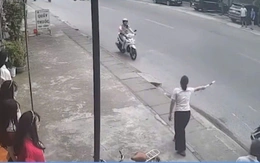 Cô gái dùng gậy chỉ huy giao thông dừng xe cảnh sát giao thông gây bão mạng