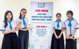 Sinh viên làm tài liệu ngôn ngữ ký hiệu giúp phụ huynh giao tiếp với trẻ điếc