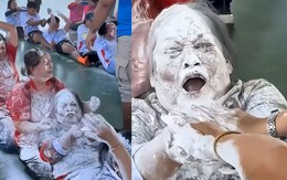 Chơi trò chuyền bột nhưng ai nhìn vô cũng tưởng đang làm bánh