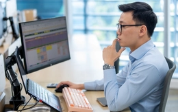 Chứng khoán tuần mới: VN-Index liên tiếp lập đỉnh, vì sao chuyên gia vẫn khuyên thận trọng?