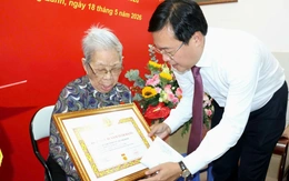 Lãnh đạo Thành ủy TP.HCM trao Huy hiệu Đảng đến đảng viên lão thành