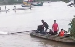 Tìm thấy thi thể thầy giáo bị nước cuốn do lật vỏ lãi trên đường ra vuông tôm