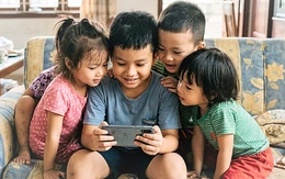Không thể giao trẻ em cho mạng xã hội: Gia đình đừng buông lỏng các em