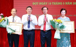 Đảng ủy các cơ quan Đảng TP.HCM trao Huy hiệu Đảng đến 13 đảng viên dịp 19-5