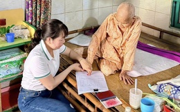 Công chức xã ở TP.HCM đến tận nhà chứng thực chữ ký cho người dân