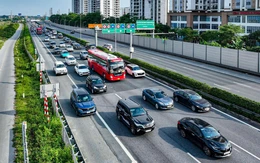 Xe cộ bắt đầu dồn về các cửa ngõ Hà Nội, nội đô vẫn thông thoáng