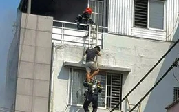 Cháy nhà gần cầu Thủ Thiêm, cảnh sát đu thang cứu cụ ông 82 tuổi
