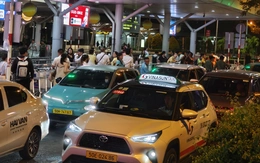 Khách quay lại TP.HCM sau lễ, taxi và xe công nghệ đón nhanh ở Tân Sơn Nhất