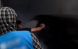 Ô tô bốc cháy sau tai nạn, người dân dùng gạch phá cửa kính cứu tài xế