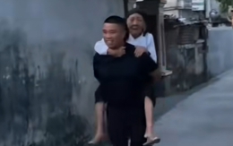 Thanh niên cõng mẹ hát live khắp xóm nhưng chẳng bị ai phàn nàn