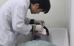 Tiêm filler tạo hình tai, ba năm sau cô gái 24 tuổi bị viêm nhiễm, áp xe