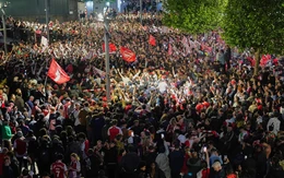 Cổ động viên Arsenal 'thị uy' sau chức vô địch