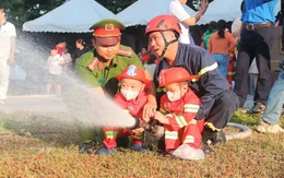 Bệnh nhi ung thư thích thú hóa thân thành lính cứu hỏa