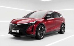 VinFast VF 8 thế hệ mới ra mắt: Giá 999 triệu, chạy 500km/sạc, đi đường xấu êm hơn