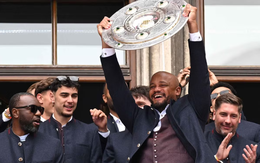 HLV của Bayern Munich đi ăn mừng nhưng để quên cúp vô địch ở trong bếp