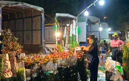 Khu chợ ‘chui’ sau nghĩa trang Hà Trì bị dẹp, tiểu thương tràn ra đường bán