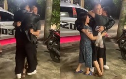 Bố mẹ hét lớn, ôm hôn con trai trở về sau 3 năm xa nhà
