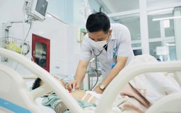 Bị sút bóng vào bụng, bệnh nhi 13 tuổi nguy kịch vì sốc mất máu do chấn thương bụng kín, vỡ lách
