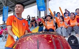 CĐV Công đoàn Ngân hàng Việt Nam cuồng nhiệt cổ vũ đội nhà hướng tới ngôi vương