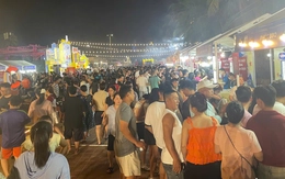 Biển người vây kín công viên biển Đà Nẵng thưởng thức ẩm thực Food Tour