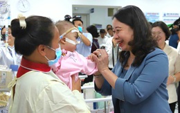 Phó chủ tịch nước Võ Thị Ánh Xuân thăm và trao quà cho bệnh nhi tại Bệnh viện Nhi đồng 1