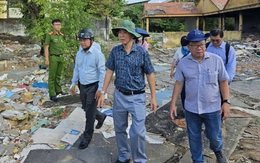 Kiểm tra, xử lý bãi rác 'lụi' ven nghĩa trang Bình Hưng Hòa sau phản ánh của báo Tuổi Trẻ