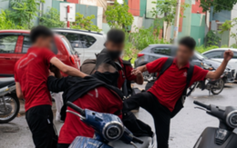 Ba nam thanh niên lao vào hành hung một người giữa đường ở Hà Nội