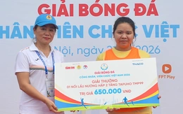 Đi xem bóng đá, cô sinh viên bất ngờ được nhận thưởng