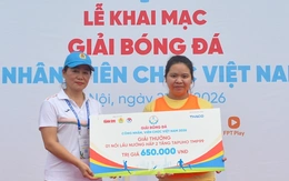Đi xem bóng đá, cô sinh viên bất ngờ được nhận thưởng