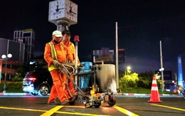 Cả đêm sơn vạch kẻ đường, lắp rào chắn tại vòng xoay Điện Biên Phủ - Nguyễn Bỉnh Khiêm