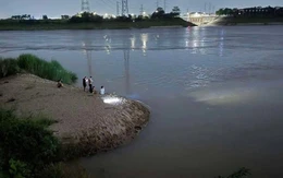 4 học sinh rủ nhau đi tắm sông Hồng, 2 em đuối nước do vào vùng nước xoáy