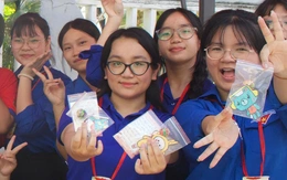 ‘Thi xong văn rồi, giỏi ha’ và chiếc kẹo tiếp sức sĩ tử thi vào lớp 10 Đà Nẵng