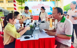 Chuẩn bị mở quán, bà con xã Xuân Thới Sơn tìm hiểu thủ tục nộp thuế