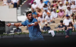 Hy hữu ở Roland Garros 2026, tay vợt vội vã chạy khỏi sân vì 'Tào Tháo rượt'
