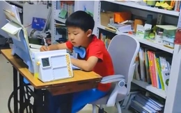 Trung Quốc: Mẹ chế bàn học từ máy khâu cũ để giúp con trai tập trung học