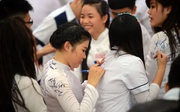 Ký tên lên áo đồng phục cuối cấp là ký ức đẹp hay sự lãng phí?