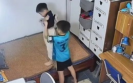 Hai cậu con trai cẩn thận chuẩn bị 'áo giáp' khi nghe tin mẹ sắp đi họp phụ huynh về