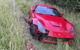 Xe Ferrari hàng chục tỉ gặp nạn lao xuống mương, chủ xe lại hành động khó hiểu, nguy cơ bị truy tố