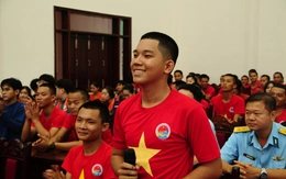 Bộ đội phòng không trổ tài nói tiếng Anh, tiếng Nga lưu loát khiến nhiều người bất ngờ