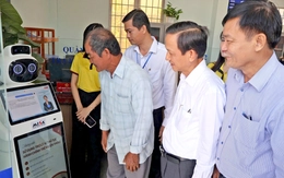 Xã đầu tiên của Tây Ninh thử nghiệm robot lễ tân, gửi lời chào và hướng dẫn người dân